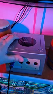 GameCube przy włączaniu robi ping! Ale jak wciśniesz Z – robi inny ping! A jak weźmiesz 4 kumpli i każdy naciśnie Z – robi MEGA PING, DJ BOOM, MISTRZ STARTU! #MuzeumElektroniki #GameCubePing #RetroCyrk #NintendoZJajami #ZButtonParty #DotknijHistorii #StartowySzał #GryZDuszą #RetroHumor #PolskiTikTok #KonsolaKtóraŚpiewa #UkrytyDźwięk #GameCubeMagic #CiekawostkaDnia #GamerŚmiech #GamingMemes #VintageGaming #OldSchoolFun #ZagrajToJeszczeRaz #InteraktywnaWystawa #RetroZabawa #StareAleJare #Gamingowy