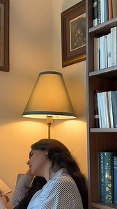 J’aime m’arrêter sur ces mots que l’on croise dans les livres, que l’on comprend parfois sans vraiment les saisir. Ici, j’en ai choisi trois, entendus dans la voix même de Camus. L’idée, comme toujours, c’est de les expliquer simplement, sans les dénaturer, pour qu’ils deviennent peu à peu les vôtres. Parce qu’enrichir son vocabulaire, ce n’est pas apprendre des mots rares, c’est apprendre à mieux s’exprimer 😉 #vocabulaire #apprendre #français #camus #albertcamus | parlons_francais__