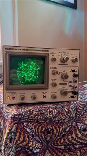 Drawing with sound on my oscilloscope 👁️ #EDM #edmshorts #raves #electronicmusic #edc #mashup