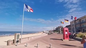 De belles balades en bord de mer avec la Chaleur et le soleil à Courseulles sur mer en Normandie. La petite ville se situe au cœur de la Côte de Nacre, non loin de Bernières-sur-Mer, Saint-Aubin-sur-Mer ou Fontaine-Henry et son château. Son charme, ses plages, mais également son patrimoine architectural et historique. Il s'agit d'un excellent point d'attache pour découvrir les plus beaux sites du département ou de la Manche voisine. Courseulles-sur-Mer s'est surtout illustrée dans l'histoire lor