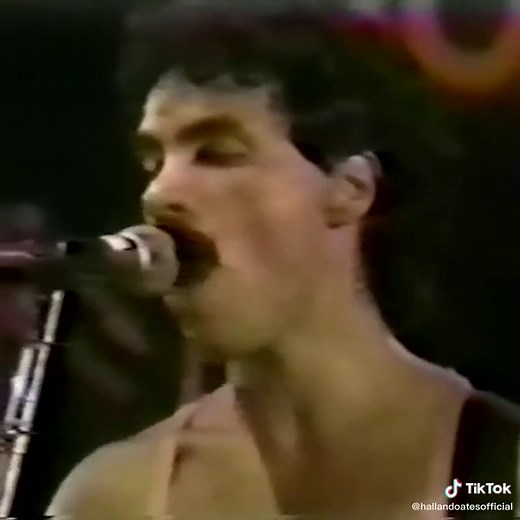 @realdarylhall and @realjohnoates rocked the #AgoraBallroom in #Cleveland, OH this week in 1979. Here’s a clip of “Wait For Me” from that very night. #hallandoates #live