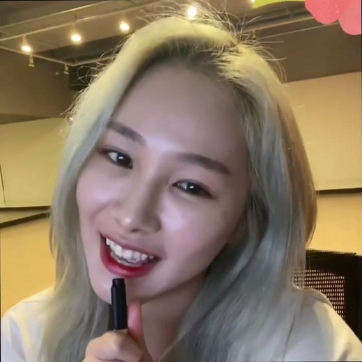 Everglow Mia singing 'FIRST' by Everglow