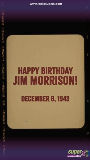 ¡Feliz Cumpleaños, Jim Morrison, el Rey Poeta del Rock! 🎉🎤 Hoy celebramos el nacimiento de Jim Douglas Morrison, el carismático líder de The Doors, quien habría cumplido años este 8 de diciembre. 🦎🎶 🚪 Tras las Puertas de la Percepción 🌌 Jim Morrison, el Rey Lagarto, no solo fue un vocalista excepcional; fue un poeta, un místico, y un pionero del rock que exploró las fronteras de la conciencia y la creatividad. Desde sus inicios con The Doors en 1965 hasta sus últimos días en París en 1971,