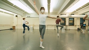 ABT JKO School is building a relationship with Complexions Contemporary Ballet (CCB). Notable CCB artists have been providing ABT JKO Upper 3 students with several introductory workshops and an intense two-week residency to create an original work to be performed at The Joyce Theater tonight, November 22, at the CCB annual gala. This relationship introduces an important movement vocabulary that compliments classical training and provides a high-level performance opportunity. And celebrates the r