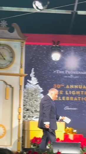 As usual, @carusos does it again with the BEST party to start off the Holiday Season!🎉🎉🎉🎉🎉🍾 Thank you for a lovely evening @rickcarusola , it was magical! 🤗 Happy 30th Birthday @shoppromenadewestlake 🎂 Wishing everyone a Happy Holidays! 🎅🎅🎅 #conejovalley #conejovalleyinfluencer #momsofconejovalley #shopconejo | MOMS of Conejo Valley