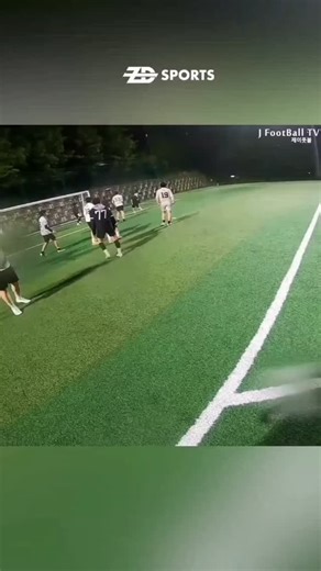 Number editor🥶 on Instagram: "日本利用压电瓷砖将脚步转化为电能。这些瓷砖捕捉来自你脚步的动能。当你行走时，你的重量和动作会对瓷砖产生压力。瓷砖会轻微弯曲，从而产生机械应力。瓷砖内部的压电材料将这种应力转化为电能。每一步都会产生少量电荷，而数百万步结合在一起就能产生足够的电力来驱动 LED 灯、数字显示屏和传感器。在像涩谷车站这样繁忙的地方，每天大约有 240 万个脚步为这一系统作出贡献。这些电能可以被储存或立即使用，从而减少对传统电力来源的依赖，并支持可持续的城市基础设施。这种方法将日常运动转化为实用的可再生能源 #日本 #知识 #事实 #你知道吗 #推荐 #科技 #创新 #历史 #技术 #实验 #热门 日本利用压电瓷砖将脚步转化为电能。这些瓷砖捕捉来自你脚步的动能。当你行走时，你的重量和动作会对瓷砖产生压力。瓷砖会轻微弯曲，从而产生机械应力。瓷砖内部的压电材料将这种应力转化为电能。每一步都会产生少量电荷，而数百万步结合在一起就能产生足够的电力来驱动 LED 灯、数字显示屏和传感器。在像涩谷车站这样繁忙的地方，每天大约有 240 万个脚步为这一系统作出贡