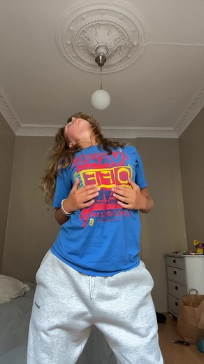 Captivating Dance Performance to 'Jungle' Song