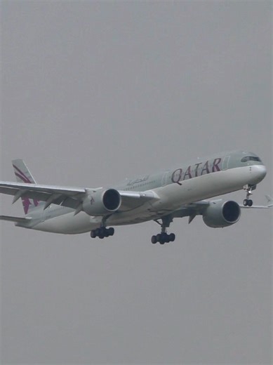 Nhiều chuyến bay từ Việt Nam đến Trung Đông bị hủy . Do một số nước ở Trung Đông đóng không phận từ 28/2, hai máy bay của Qatar Airways và một của Emirates đang nằm lại Nội Bài, dẫn tới nhiều chuyến bay bị hủy hoặc chờ . Hãng Qatar Airways đã hủy các chuyến bay từ Hà Nội đi Doha (Qatar) như QR977 ngày 28/2 với 384 khách, chuyến QR985 ngày 1/3 với 247 khách, chuyến QR983 ngày 1/3 với 292 khách. Chuyến QR977 khởi hành tối 1/3 đang chờ thông tin bay, có 361 hành khách.Hãng Emirates có một chuyến ba