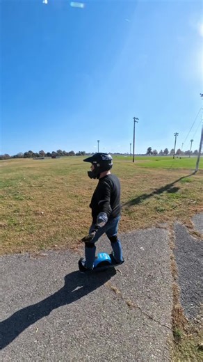Took lunch with the wife and caught a float at the Sikeston golf course track (the old course). Pretty fun little paved trail float, and lots of grass to ride in, too. @Onewheel #fyp #onewheel #floatlife #chillest @insta360 official