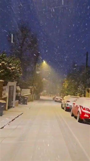 ❄️ La neige à Bures, c’est ça ❄️ Des agents municipaux mobilisés dès les premières heures pour assurer le déneigement et la sécurisation de la commune : salage des rues, passages de la saleuse pour maintenir les axes praticables. Certaines voies, trop glissantes ou en forte pente, sont toutefois restées inaccessibles afin de garantir la sécurité de tous. Mais la neige, c’est aussi des moments de joie et de partage ✨ Le parc de Bures s’est transformé en immense terrain de jeux : batailles de boul