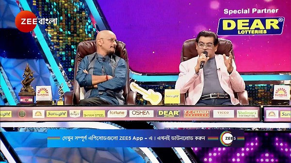 শ্রদ্ধায়-স্মরণে সঙ্গীত শিল্পী কে.কে #ShraddhayeSmoroneSangeetShilpiKK #ZeeBanglaSRGMP2022 https://zee5.onelink.me/RlQq/fbDownloadZEE5App "দেখুন #ZeeBanglaSRGMP2022 শনি - রবি @9.30pm শুধুমাত্র #ZeeBangla আর #Zee5 অ্যাপে যে কোন সময়, যে কোন জায়গায়।" | Zee Bangla