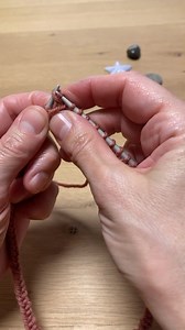472K views · 3.7K reactions | How to join in the round for a jogless edge 臨 Don’t forget to cast on an extra stitch! #knitting | Annaplexis | Facebook