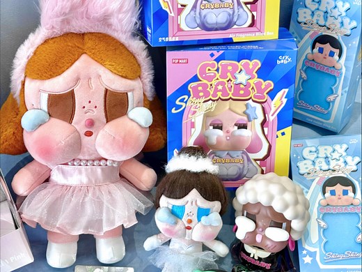 偶像CRYBABY周边大集结！每款都好爱CRYBABY SHINY SHINY偶像系列周边闪亮登场大只的毛绒公仔 小巧精致的吊卡超实用的卡套挂件和香氛喷雾