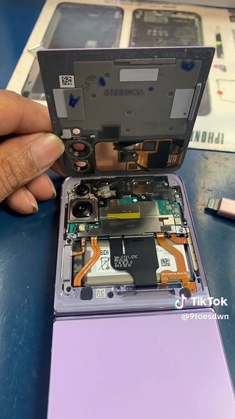 Galaxy Z Flip 4 screen replacement #fyp #foryou #foryoupage #tech #repair #screenrepair #galaxy #galaxyzflip4