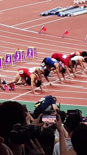 现场亚运会男子100米决赛，谢震业9.97夺冠！