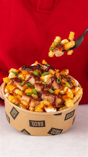 Tu DOIS absolument goûter à cette poutine : le goût légendaire, la sauce décadente, et tous les souvenirs qu’elle fait remonter ! La poutine aux côtes levées, aussi bonne que dans le temps ! 🧡🍖 *Disponible pour un temps limité. --- You ABSOLUTELY MUST try this poutine: the legendary flavor, the decadent sauce, and all the memories it brings back! Rib poutine, as good as back in the day! 🧡🍖 *Available for a limited time. #poutinecôteslevées #côteslevées #LeGrandRetour #bennyetco #bennyetcompa