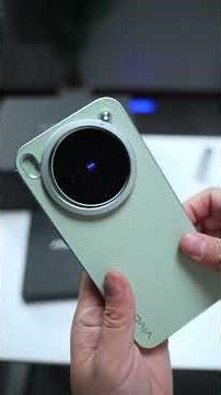 If the "super-sized" model is a V-mount, then this one is a super-powerful mini V-mount! vivo X300s