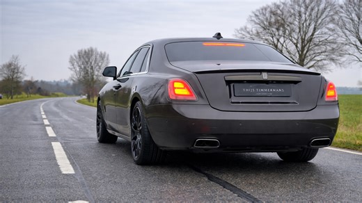Rolls Royce op topsnelheid over de Autobahn