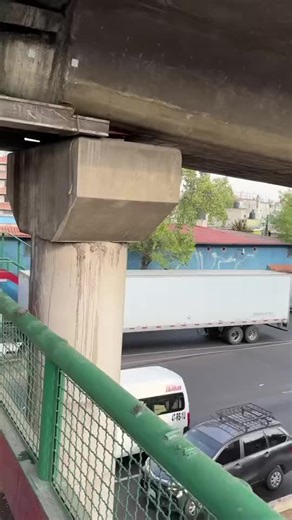 Las Instalaciones del Metro Ciudad de México 🇲🇽 se encuentran en muy mal estado, lo cual pone en riesgo la integridad de los usuarios todos los días.🚨 A pesar de ello, el #MetroCDMX solo está solucionando momentáneamente los problemas… en vez de dar una solución efectiva y segura‼️😔 Prefieren seguir robando y desviando los recursos, qué brindar un transporte seguro para la Ciudadanía❌ #metro #cdmx #mexico #visitmexico