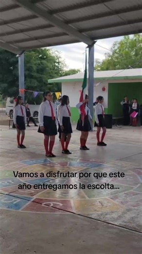 Entregamos la escolta este año en el colegio