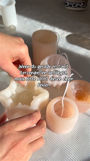 Kerzenbouquet on Instagram: "👉 Kerzen brauchen Zeit. Viele Anfänger denken, dass ein Problem sofort vom Wachs kommt oder dass man etwas „falsch gemacht“ hat. Aber oft ist es einfach: 🕯️ das Wachs war noch zu heiß 🕯️ der Docht passt nicht zur Kerze 🕯️ oder die Kerze durfte nicht in Ruhe aushärten Kerzengießen ist kein Prozess zum Hetzen. Es ist ein Lernen, Beobachten und Anpassen. Jede Kerze zeigt dir, was sie beim nächsten Mal braucht. Und genau so wächst man Schritt für Schritt vom Anfänger