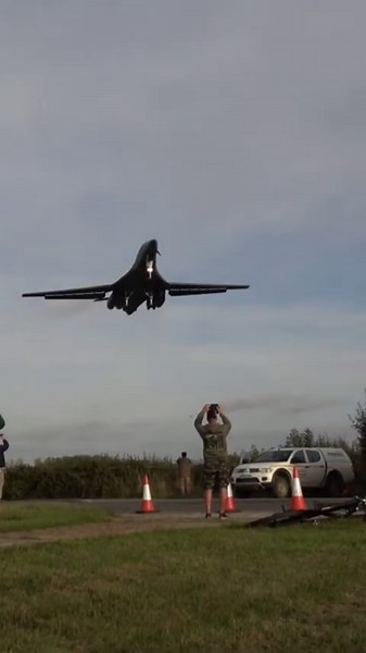 B-1 Bomber Low on Approach