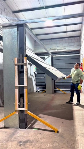 #creatorsearchinsights Watch this heavy-duty vertical lift system in action! 💪 Precision engineering and effortless movement — built for performance and durability. #IndustrialInnovation at its finest! 🔧🚀