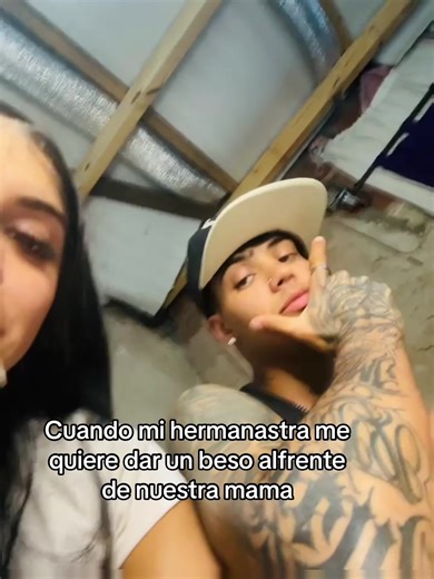 Cuando mi hermanastra me quiere dar un beso