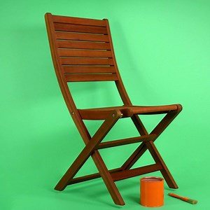 Furniture coating made easy! Prop your furniture up on nails to ensure you don't paint the floor or miss any corners. For more ideas & advice: bit.ly/2lkGGvV | Homebase