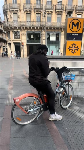 Générosité à Paris : SDF remercié après caméra cachée