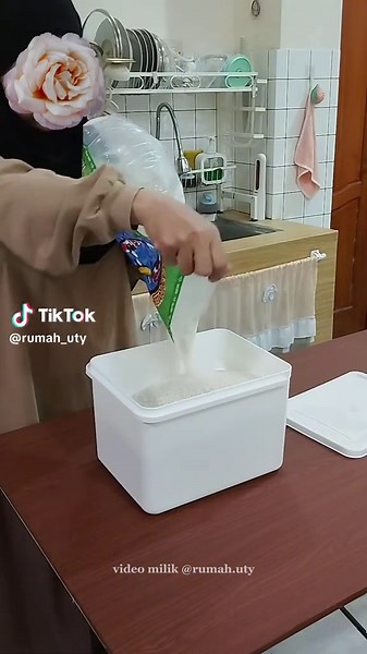 Box eskrim bekas ini ternyata size nya pas banget di rak aku. Murah tapi lumayan tebel juga kuat. Dan yg paling penting warnanya putih 😆 #beberesdapur #storagebox #rakdapurlipat