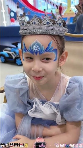 💫 Painting an Elsa look for this little girl —