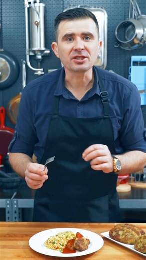 Când ai cartofi în casă, e păcat să nu faci ceva bun din ei… 🥔 Chiftelele astea cu ciuperci ies moi în interior, ușor crocante la exterior și sunt numai bune de savurat în perioada asta. 💬 Le-ai face la tigaie sau la cuptor? | Șef Paul Constantin