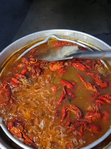 Crawfish challenge🦐🔥. Our first boil of the season. Easy peel,juicy, and flavor was 💯 #crawfishboil #boil #fyptoday #familytimeisthebesttime #crayfish