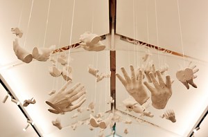 Vem ver um trecho do vídeo da exposição “Antonio Obá: Revoada”! Nele, o artista Antonio Obá e o curador da Pina, Yuri Quevedo, falam sobre a exposição, assim como o processo para construção da instalação inédita (Revoada). A mostra reúne um conjunto de pinturas a partir da figura da criança. Além da instalação Revoada, que consiste em 200 pares de mãos moldadas em resina em oficinas oferecidas pelo artista na Ocupação 9 de Julho (Movimento Sem Teto do Centro), em uma escola particular e no Ateli