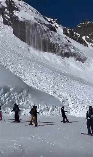 UNE AVALANCHE TRAVERSE UNE PISTE DE SKI ! Ce 24 février 2026 sur une piste de la Flégère (Chamonix–Haute-Savoie–France ). Les deux skieurs touchés par cette avalanche ont pu ressortir très rapidement indemnes. Pas de blessés. ￼ Grande prudence en montagne ! Merci à Théa Louest pour cette vidéo. | La Place du Village