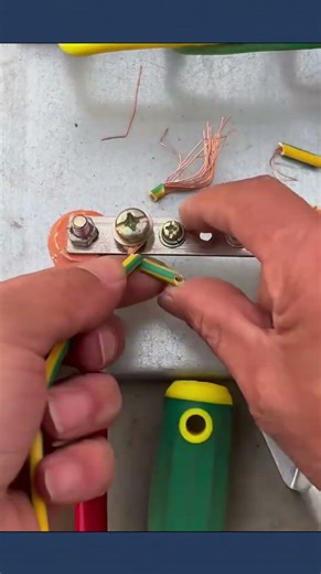 Easy and safe guide to wiring screw terminals correctly #electrical #lifehacks #DIYtips #wiring