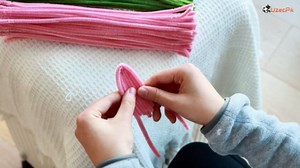 UzecPk Pink Pipe Cleaners Set Green Pipe Cleaner Flowers Chenille Stems Pipe Cleaner Flower Kit Pipe Cleaners Bulk with Floral Wire Instructions for DIY Art and Craft Projects Creative(5 Flowers)