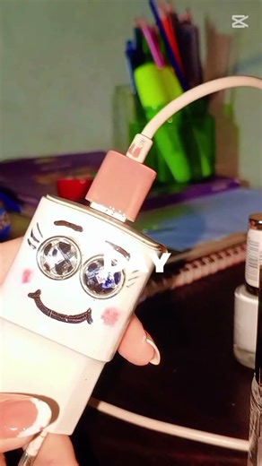 “Easy DIY charger decoration tutorial 🎨🔌 Turn a simple charger into a cute design step by step!”