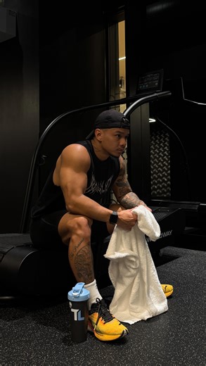 LJ Merced | Men’s Transformation Coach on Instagram: "MY CURRENT HYBRID TRAINING SPLIT 💪🏾 Monday - Easy Run, Core Tuesday - Upper Body Wednesday - Interval Run Thursday - Lower Body, Core Friday - Easy Run Saturday - Full Body Sunday - Long Run When it comes to deciding what your training split should be, there are 2 main important factors to consider 👇🏽 1) SPECIFICITY - if you’re looking to maximize your results and see change as efficiently as possible, make sur