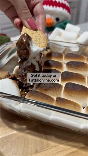 Fattal Online on Instagram: "🎄🍫 5-Minute Christmas S’mores in Pyrex 🍫🎄 Layer chocolate, marshmallows, and festive sprinkles in your Pyrex, heat for 5 minutes, and scoop with biscuits for instant holiday magic ✨ Warm, gooey, and perfect for cozy Christmas moments by the tree 🎅🤍"