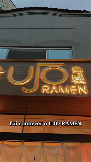 🍜 O primeiro ramen-ya do Tatuapé já é realidade. Fui conhecer o UJO RAMEN nova casa do Ken e de sua família, que estaram no Nihon e trouxeran toda a expertise para abrir um ramen de verdade na Zona Leste. E claro… levei Misso Karai de presente para o Ken e sua família para celebrar essa abertura tão especial. ❤️ Caldo profundo, técnica japonesa e aquele cuidado que faz toda diferença. 📍Rua Cantagalo, 795 – Tatuapé Agora me conta: você iria provar esse ramen? 👀🍜 #ramen #ramenya #tatuape #zone