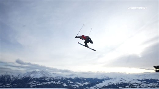 Matej Svancer perd un ski pendant un saut et atterrit sans tomber