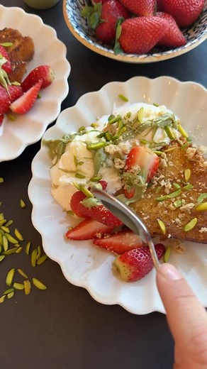 Smörstekt sockerkaka med vaniliglass, jordgubbar och pistagekräm - Ja det här receptet är precis som det läter, magiskt gott och löjligt enkelt att slänga ihop. Kan äta det i mängder och varje dag. Men det ska jag inte. Tror jag. Kan inte lova. Hursom ar det en favorit under sommaren dà den kräver minimal ansträngning, speciellt om du köper sockerkaka i butik. Om du vill kan du aven smaksatta kakan under stekning, tillsätt da vaniljsocker eller malen kardemumma när du smälter smöret. #foodbylave