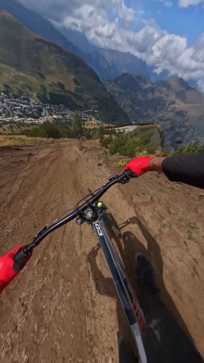 Alex Holowko on Instagram: "🤯what a feelin! This track was epic, super wide l, steep with soft dirt spraying all over the place🤌 @2alpesbikepark 📸 Insta360 X5"