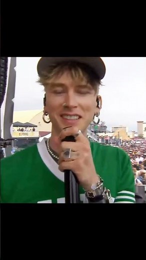 mgk handles technical difficulties like a god #machinegunkelly