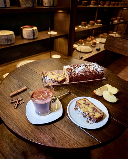 Kamiku Tienda Bar Degustación | ¡La merienda nunca fue tan rica! 🍰✨ En Kamiku, hemos renovado nuestro menú con bizcochos caseros como el de manzana y canela 🍏🍯, el de... | Instagram