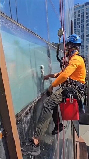 How do they clean skyscraper windows? ||mindscope #facts