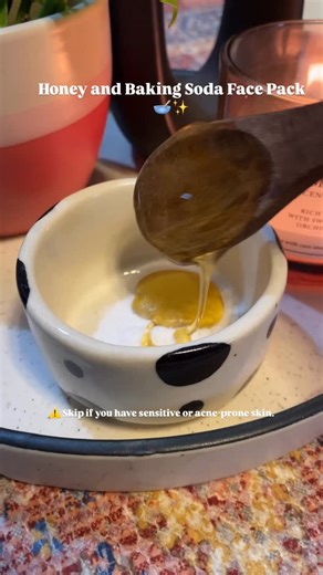 Meena Chaudhary🧿 on Instagram: "Honey and Baking Soda Face Pack🥣🍯✨ . 🍯 1 tbsp raw honey 🥣 A pinch of baking soda (very important—don’t overdo it!) 👉 Mix well, apply on damp face, gently massage for 20–30 seconds only, then rinse with lukewarm water. 🌿 Benefits 🌹Honey: deeply moisturizing, antibacterial, adds glow 🌹Baking soda: mild exfoliation, helps remove dead skin & unclog pores ⚠️ Important precautions ✨Use max once in 10–15 days ✨Not for sensitive, dry, acne-prone, or barrier-damag