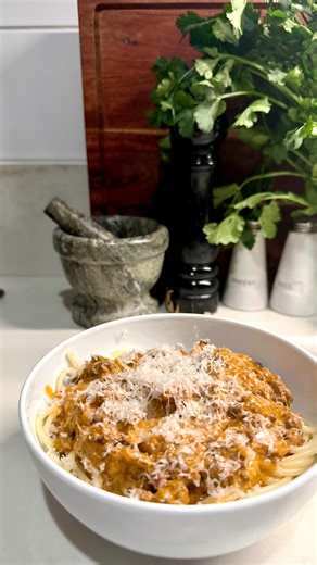 Evelina Collin Reuterfors | Svenneköttfärssåsen i mitt ❤️ alla italienare får kolla bort för här kommer något av en skämsrätt. En vardagshjälte jag kan bli assugen och... | Instagram